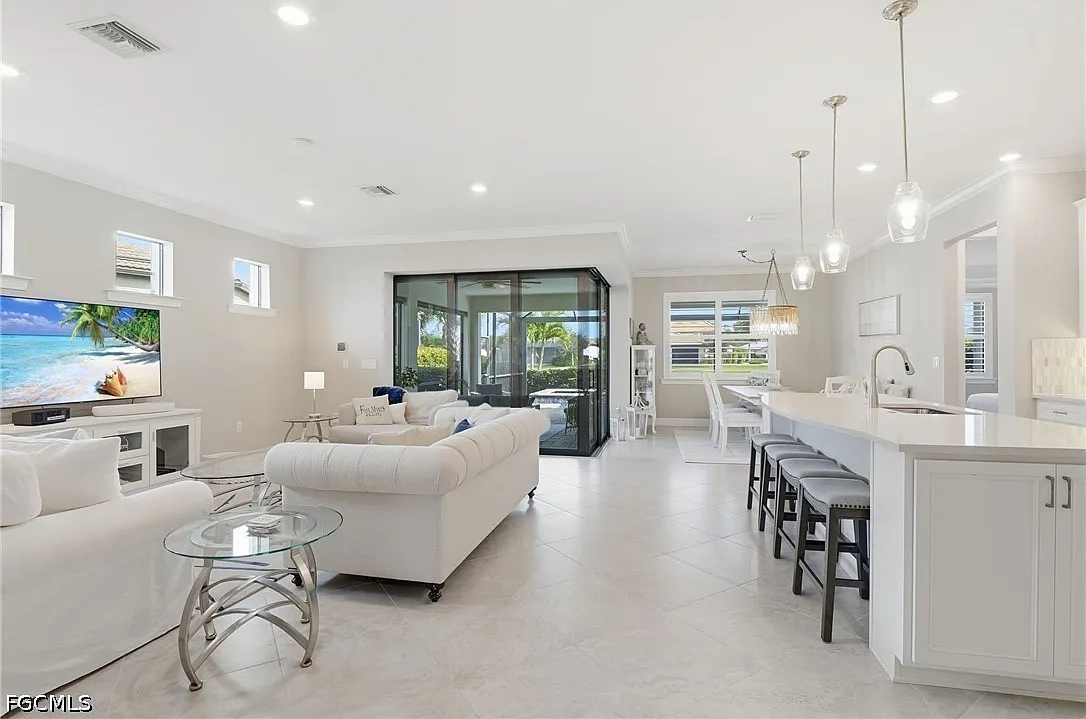3 bed, 2.0 bath, 2010 sqft, $9,500 — Photo 3