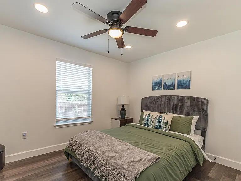 7605 Bennett Ave — Photo 2