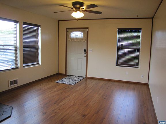 4th image of 1932 Village Cir