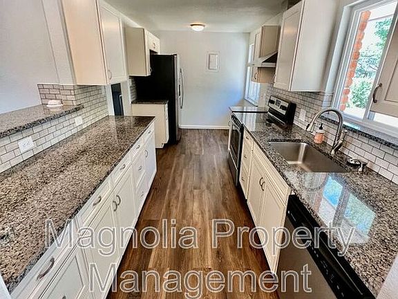 4th image of 818 Dirksland St