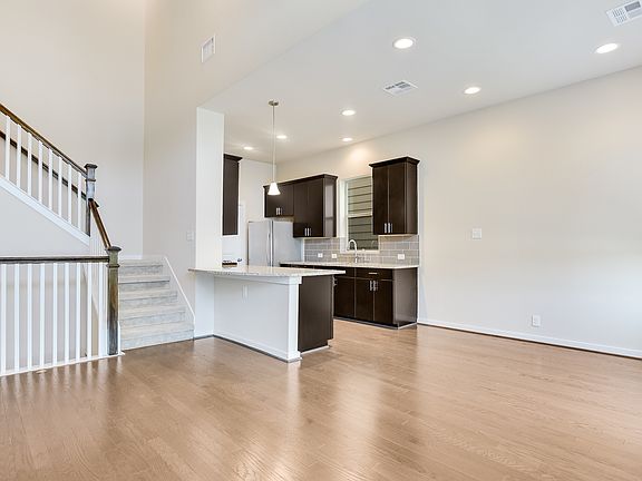 4th image of 223 E Courtland Pl