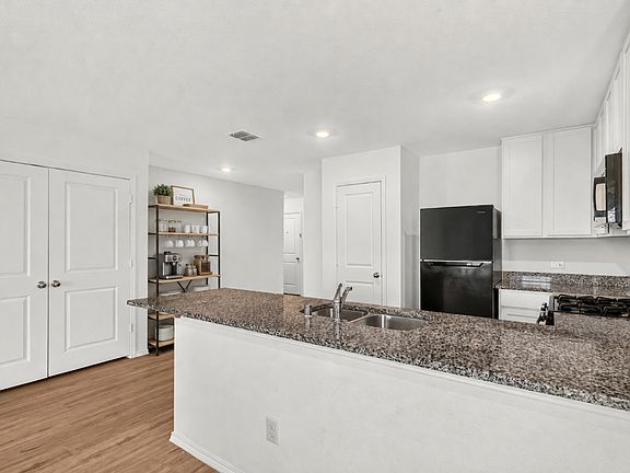 3rd image of 1012 Mountain Laurel Rd