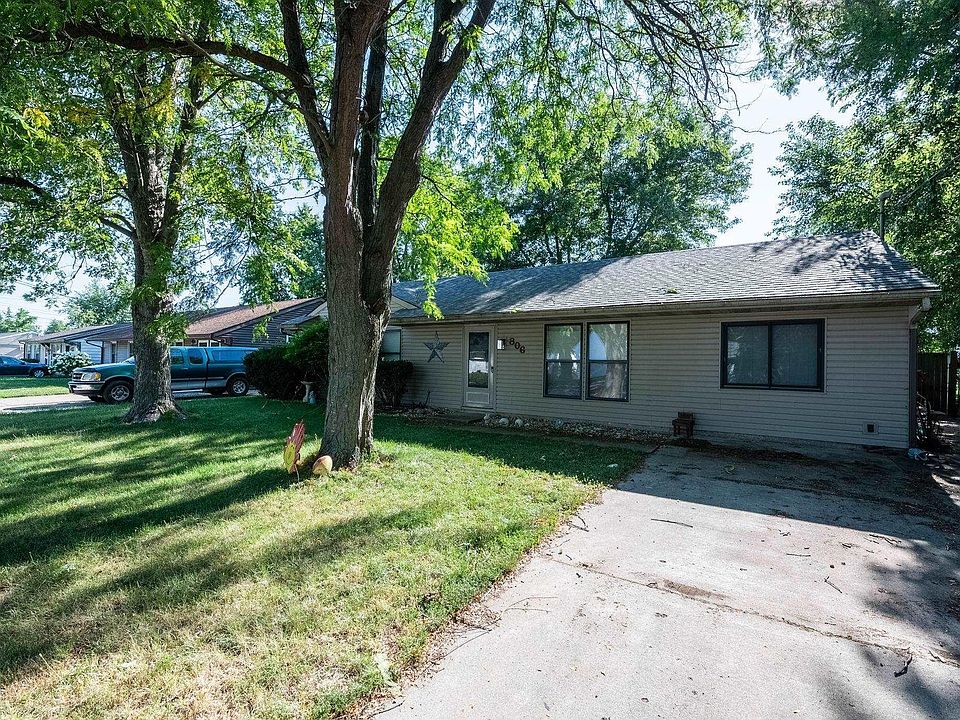 1st image of 806 E Brackney St