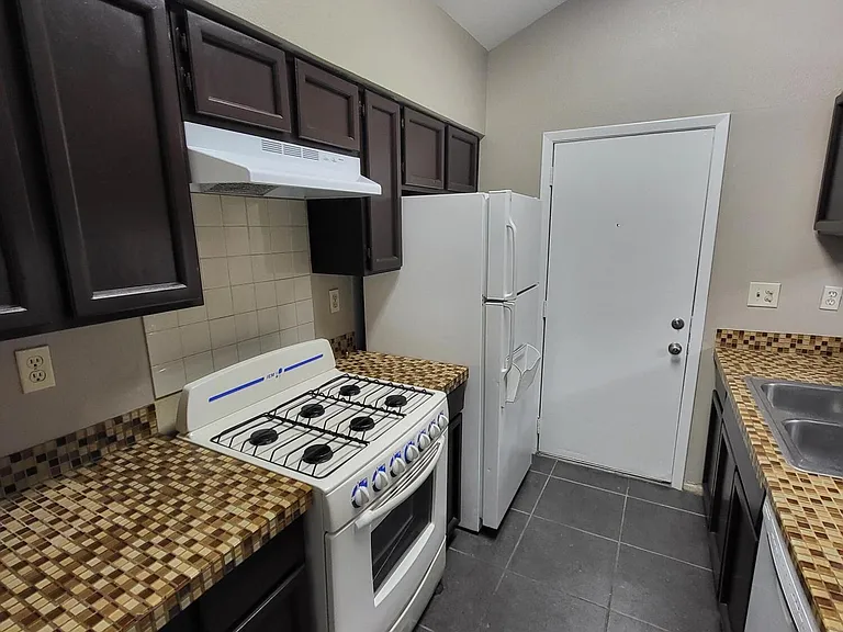 1802 Frank Sinatra Pl — Photo 6