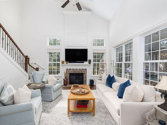 3rd image of 1563 Capel St