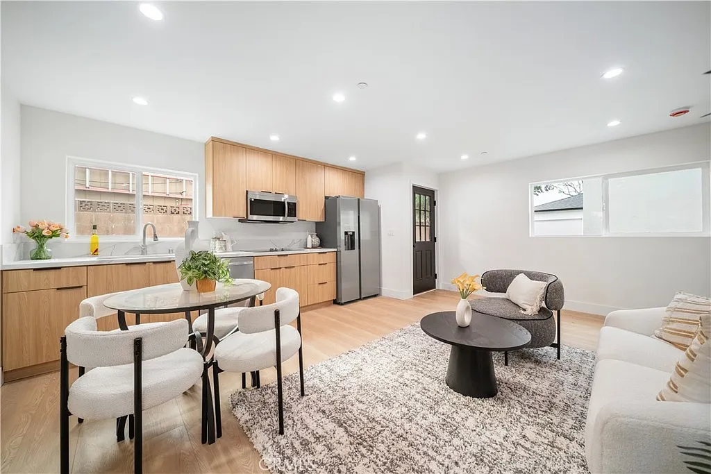 3 bed, 1000 sqft, $3,200 — Photo 4