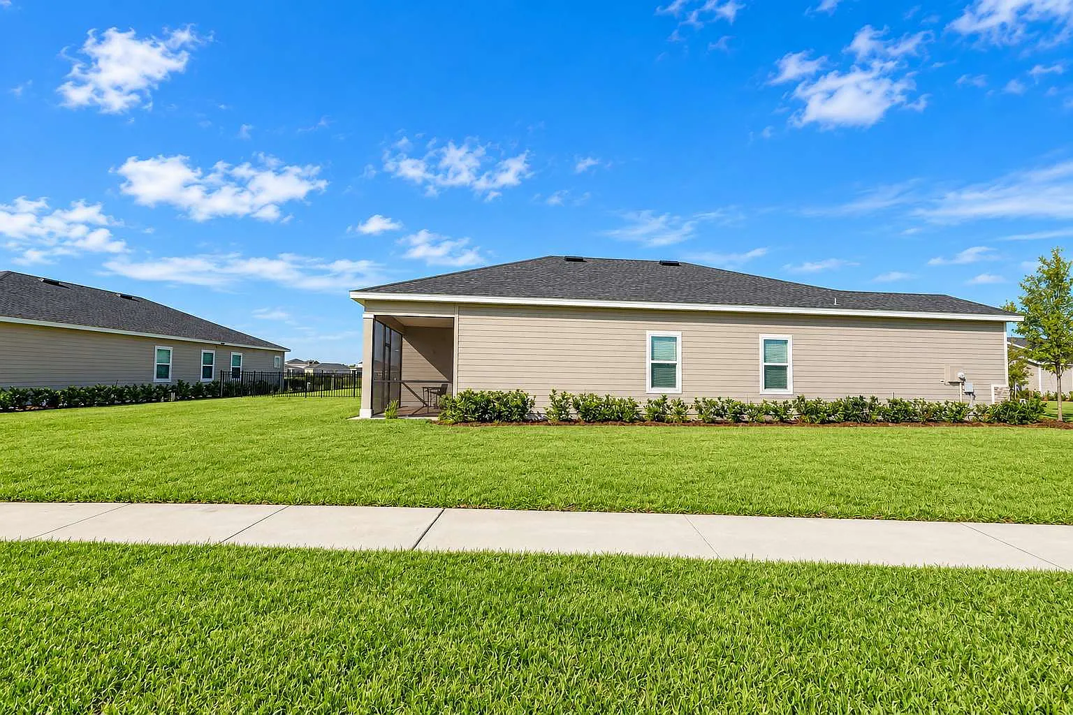 4 bed, 3.0 bath, 2011 sqft, $2,300 — Photo 3