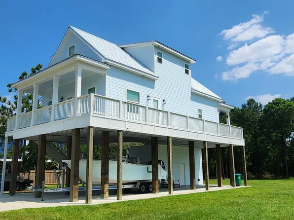 401 Robert St, Waveland, MS 39576