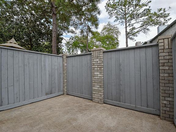 Fenced patio - opposite view.