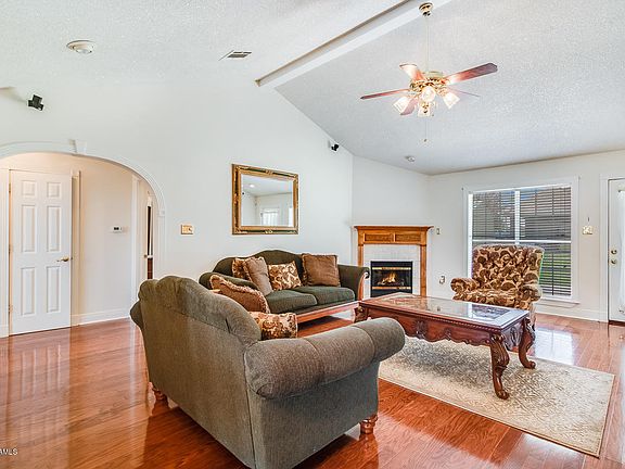 5th image of 1579 Agnes St