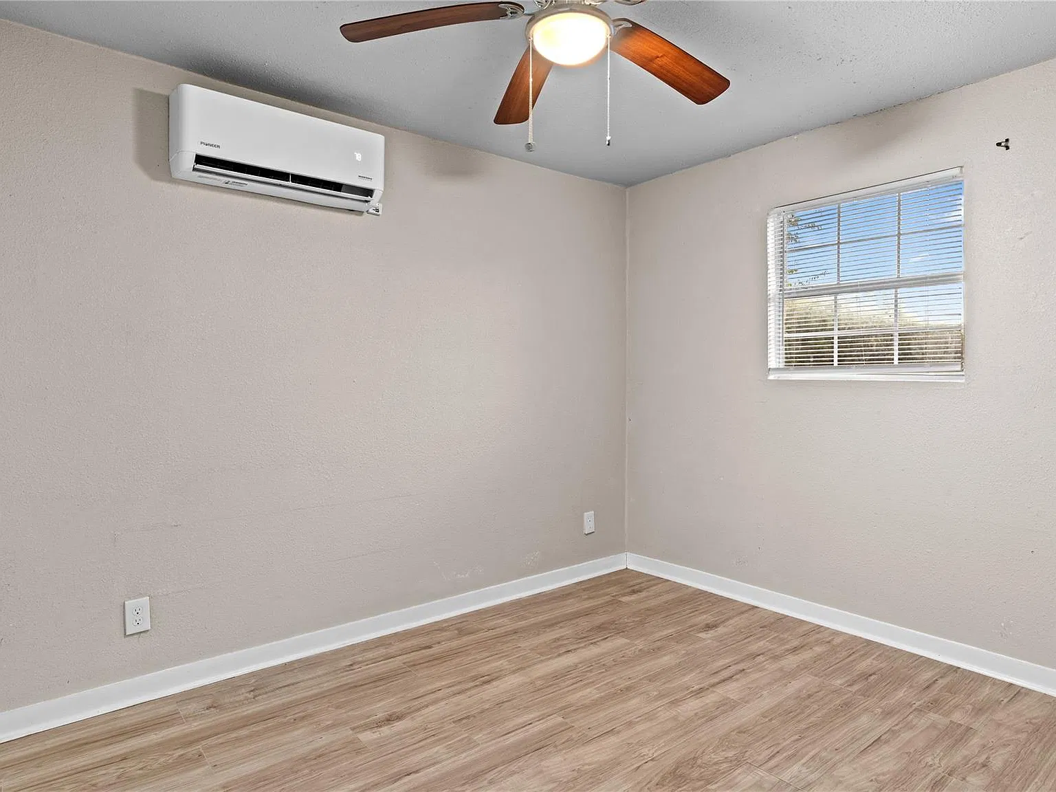 3335 Tuam St — Photo 4