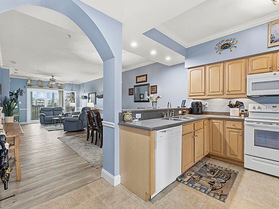 5th image of 407 24th Ave. N #102