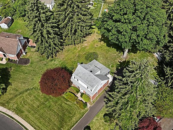 3rd image of 610 Topsfield Rd