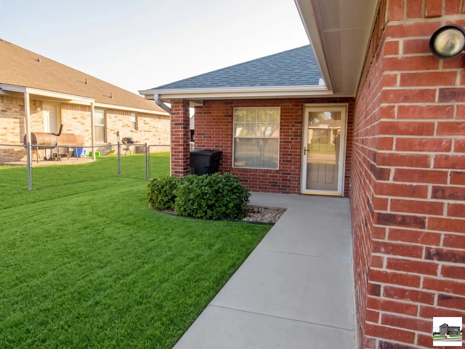 3 bed, 2.0 bath, 1200 sqft, $1,150 — Photo 2
