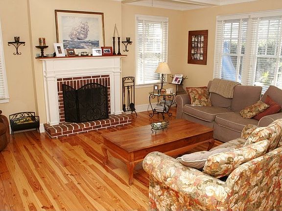 3rd image of 606 Lake Harbor Cir
