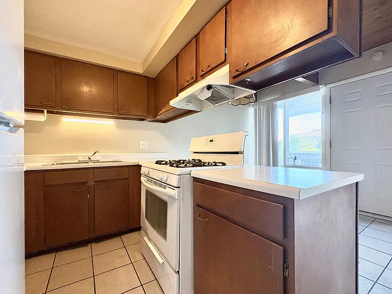 353 S 1100 E — Photo 22