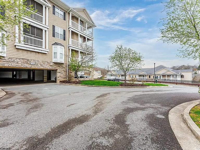 2511 Suncrest Vlg — Photo 24