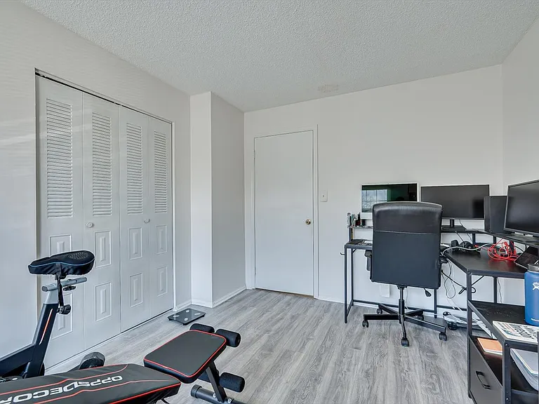 409 Lancaster Ct — Photo 13