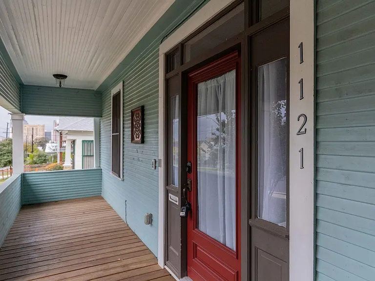 1121 E Crockett St — Photo 3