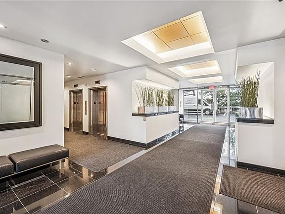 4th image of 803 W 48th St APT 402