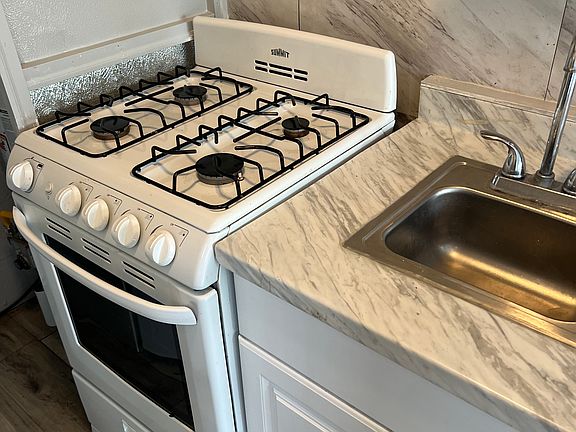 4th image of 915 E 2nd St #915