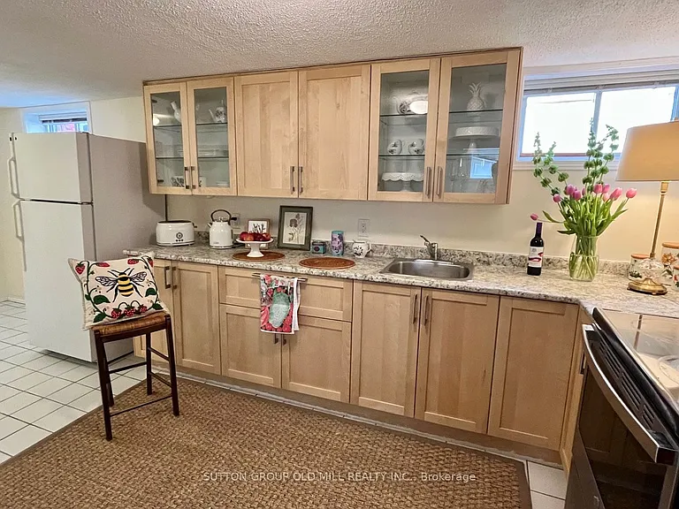 1049 Royal York Rd — Photo 2