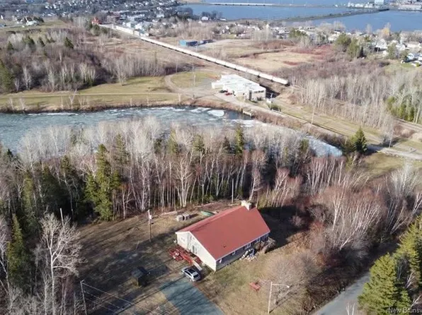 716 Golf St, Bathurst, NB E2A 2K9