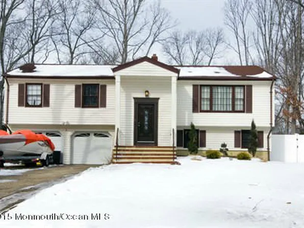 1 Vicksburg Pl, Manalapan, NJ 07726