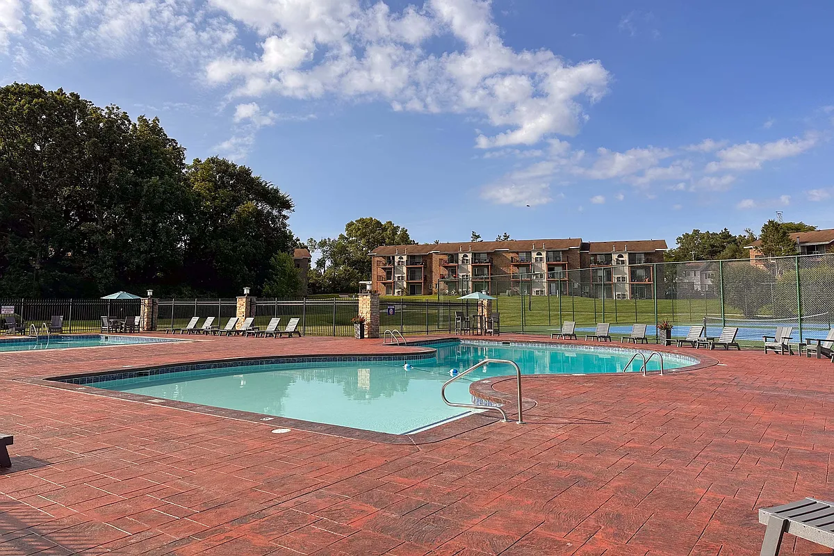 Building Photo - Golfside Lake