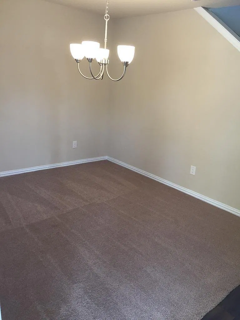 4 bed, 2.5 bath, 2100 sqft, $1,999 — Photo 2