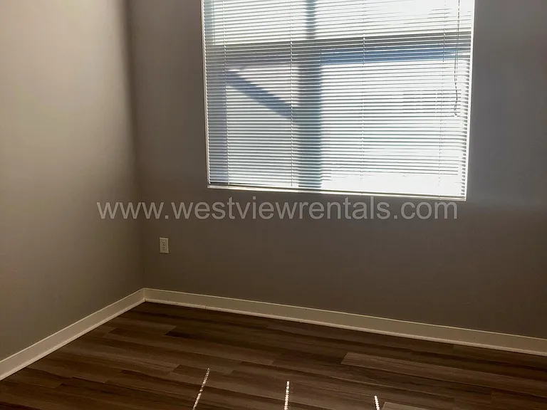 203 E Laurel St — Photo 109