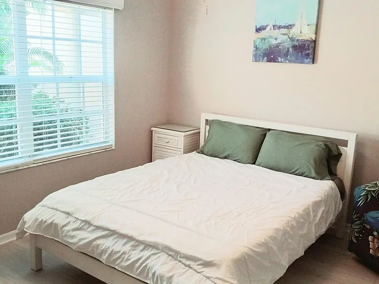 Guest bedroom - queen bed