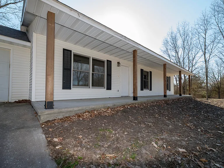 7900 E Saint Charles Rd — Photo 2