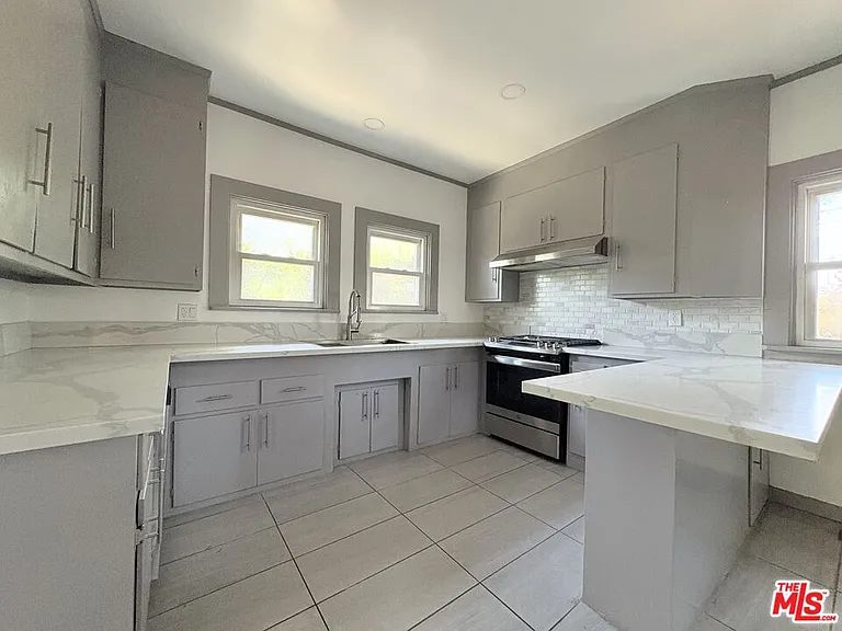 613 N Lucerne Blvd — Photo 8