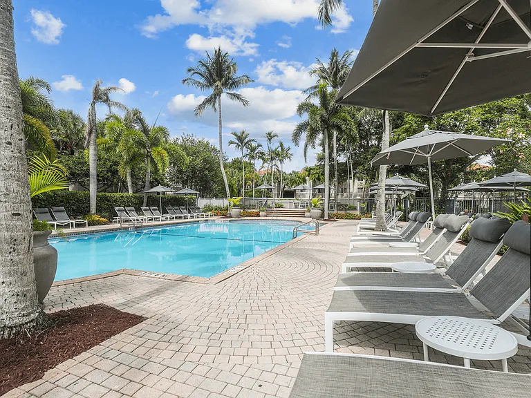 Coconut Palm Club Apartments — Photo 10