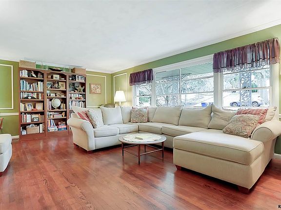 4th image of 931 Somerset Ln