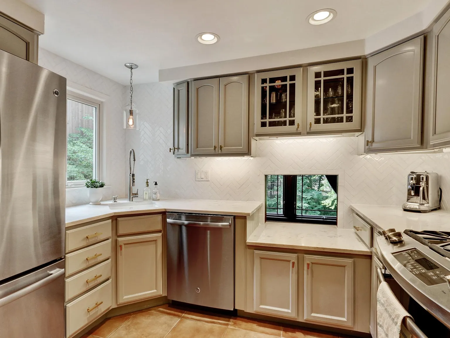 1914 W 50th Ter — Photo 4