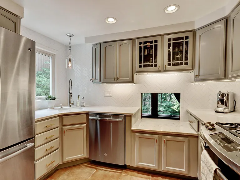 1914 W 50th Ter — Photo 4