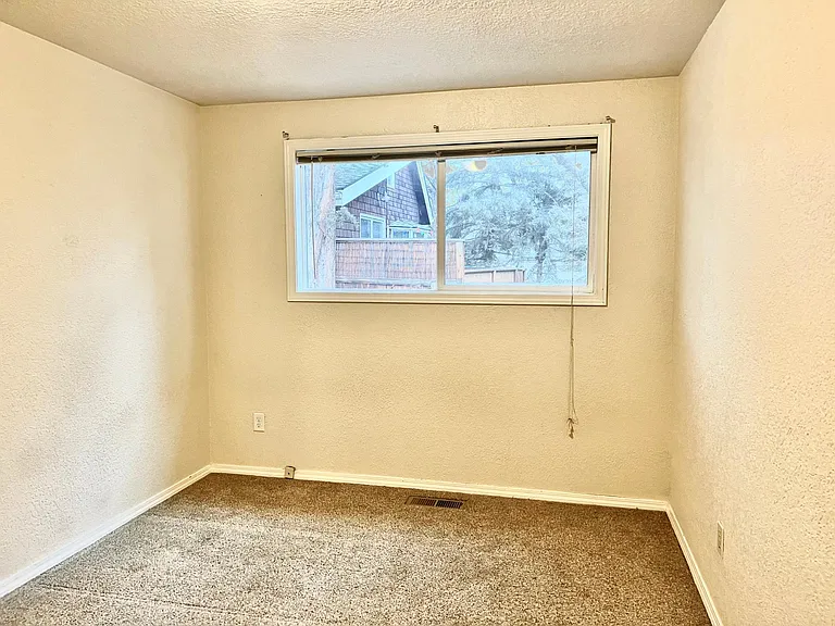 2816 NE Lapoint Ct — Photo 12