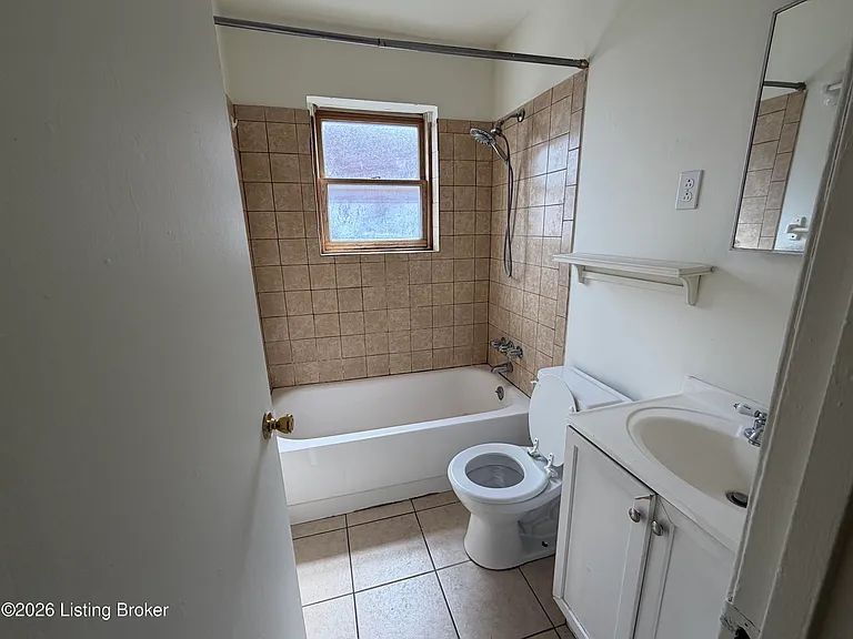 910 Sinclair St — Photo 8