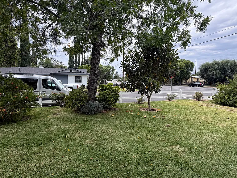 23242 Victory Blvd — Photo 3