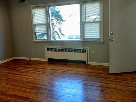 3rd image of 6 Underhill Ct Floor 1