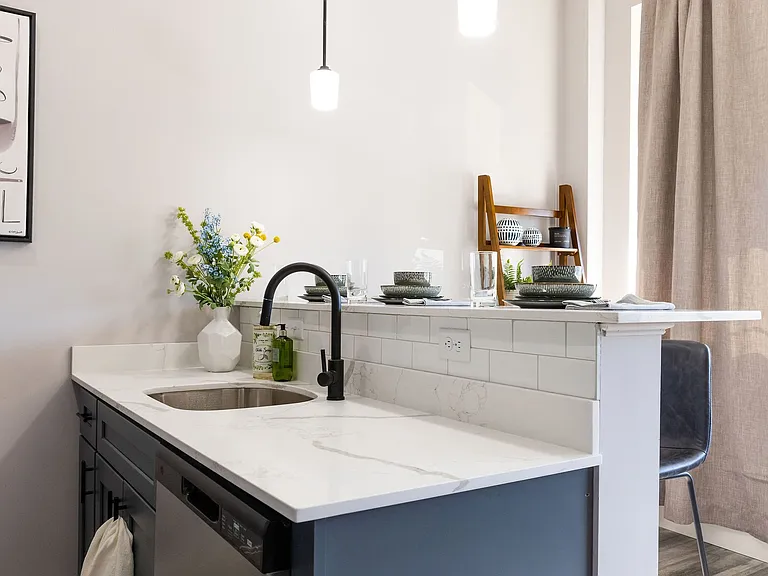 The Residence at 1555 Elm — Photo 6