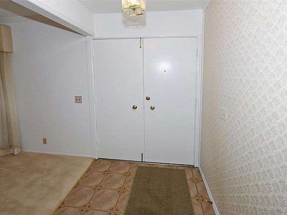 3rd image of 12940 Whitecliff Ct