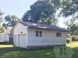 927 4th St NW, Hampton, IA 50441