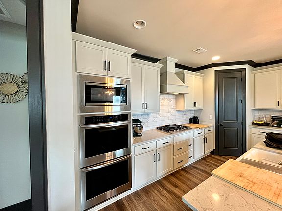 3rd image of 7033 Balcolm Ct