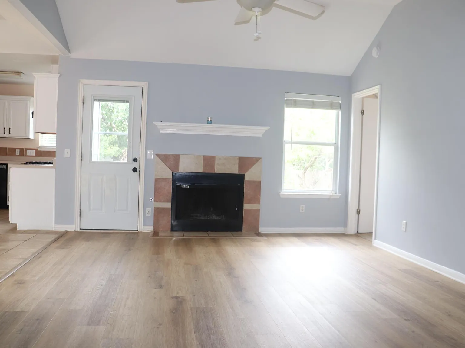 504 Deercreek Ln — Photo 4