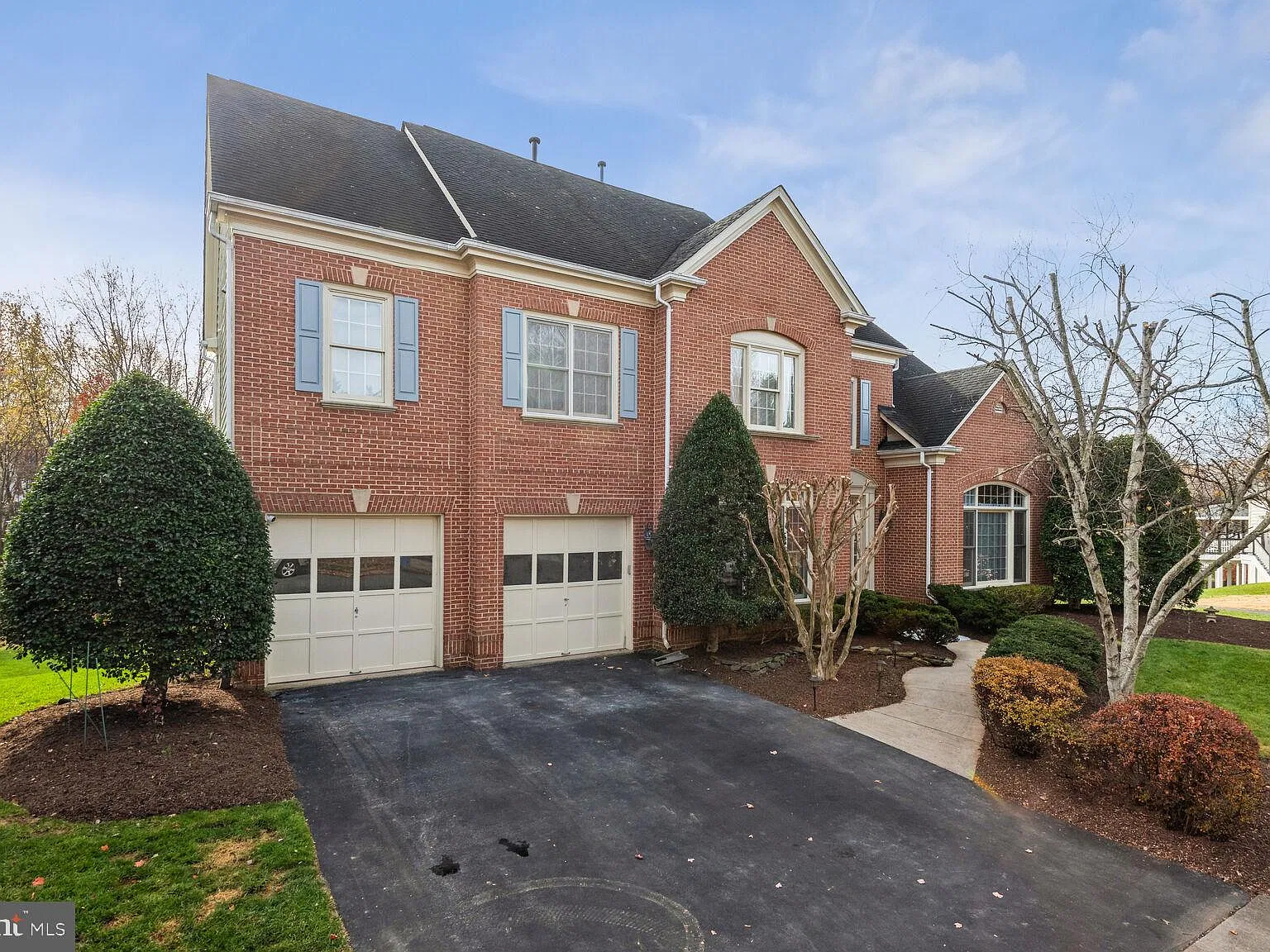 5 bed, 4.5 bath, 5807 sqft, $6,950 — Photo 2