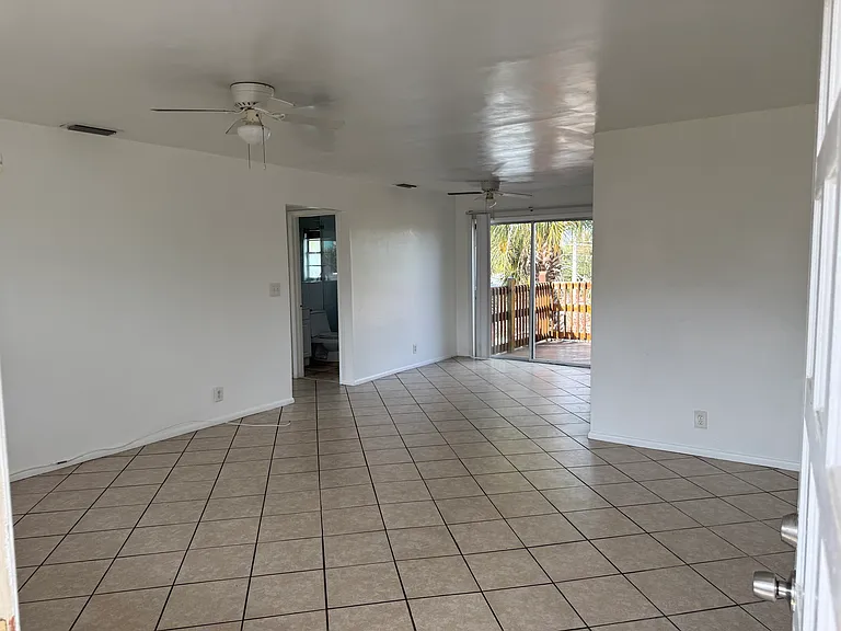 1818 NE Dixie Hwy — Photo 9