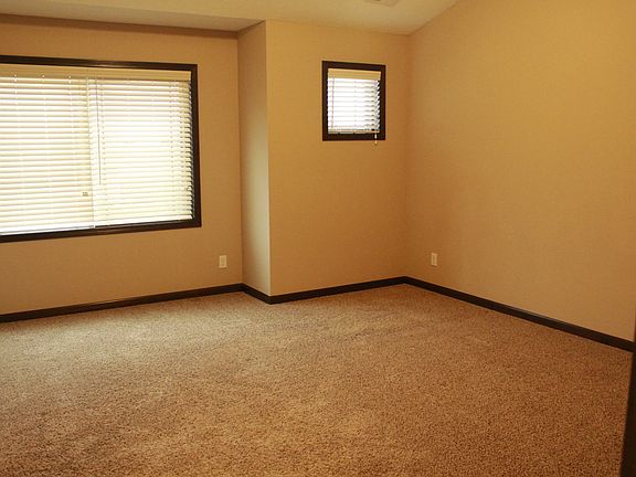 5th image of 615 Meadow Brook Pl